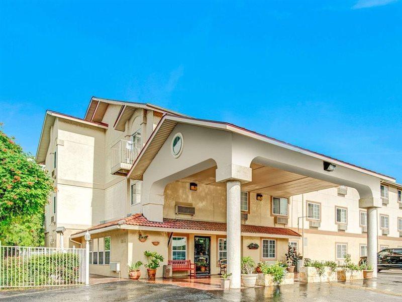 Super 8 By Wyndham San Antonio/Fiesta Hotel Exterior foto