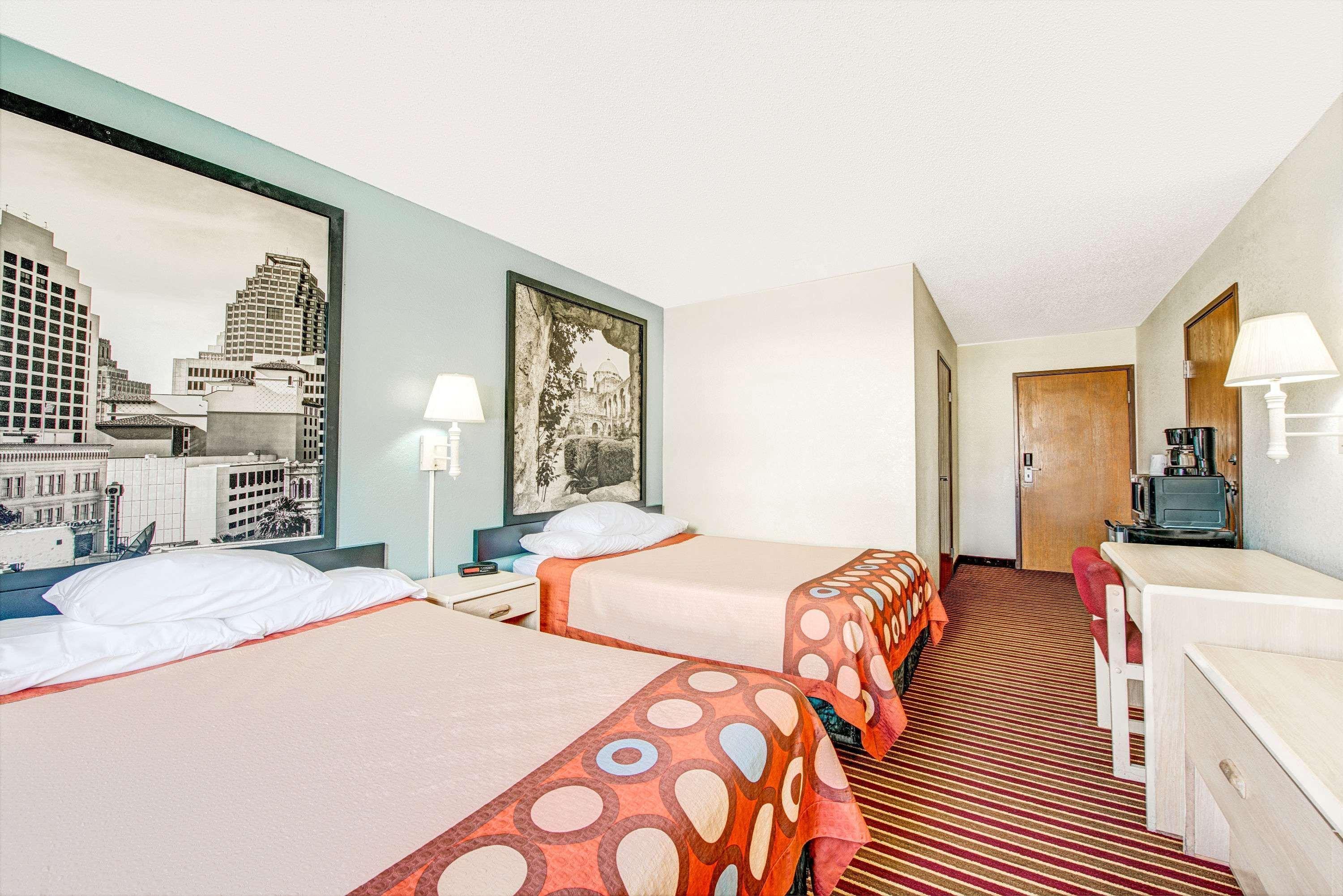 Super 8 By Wyndham San Antonio/Fiesta Hotel Exterior foto