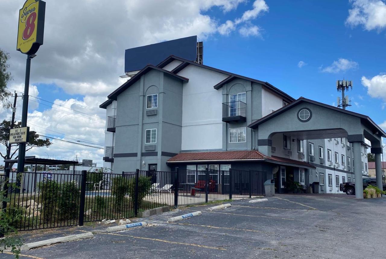 Super 8 By Wyndham San Antonio/Fiesta Hotel Exterior foto